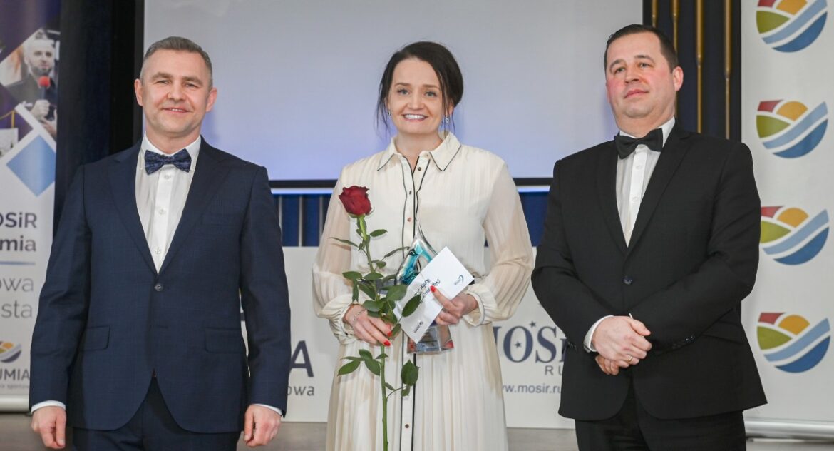 rumia-sport Burmistrz Michał Pasieczny i wiceburmistrz Ariel Sinicki z trenerką roku 2024 Anną Mrozińską