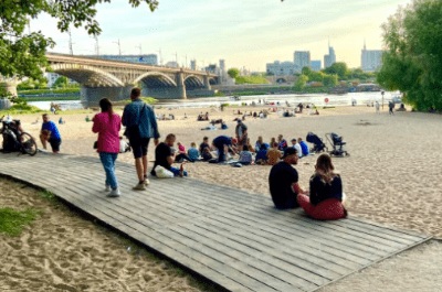 Lato nad Wisłą rusza pełną parą! Na plakacie zapowiedź Festiwalu Plaż – rodzinnych atrakcji na warszawskich plażach z udziałem Warszawskich Plażowych. Znajdziesz tu daty wydarzeń, lokalizacje i najciekawsze aktywności – od koncertów, przez rejsy, po jogę w plenerze. Zabierz rodzinę, przyjaciół i czworonoga – Wisła czeka!