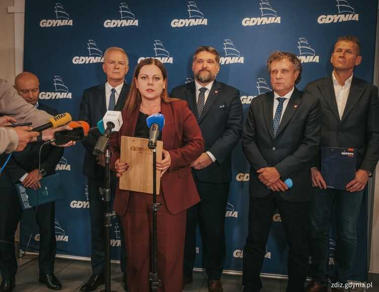 gdynia_estakada_przebudowa_optimized Postępowanie na wykonanie ekspertyzy oraz Programu Funkcjonalno-Użytkowego dla Estakady Kwiatkowskiego zostanie ogłoszone jeszcze w tym roku. Na zdjęciu widoczni: Sławomir Rybicki, senator RP, prezydent Gdyni Aleksandra Kosiorek, Tadeusz Szemiot, przewodniczący Rady Miasta Gdyni, Jacek Karnowski, sekretarz stanu w Ministerstwie Funduszy i Polityki Regionalnej oraz Michał Felon, dyrektor Zarządu Dróg i Zieleni w Gdyni. (fot. Marcin Mielewski/ZDiZ w Gdyni)