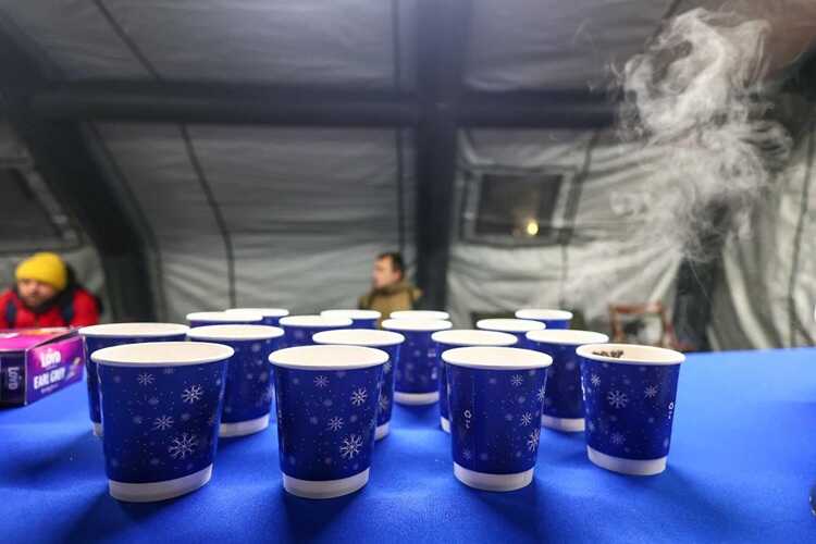 Punkt pomocy w Warszawie ciepłe napoje dla mieszkańców podczas mrozu