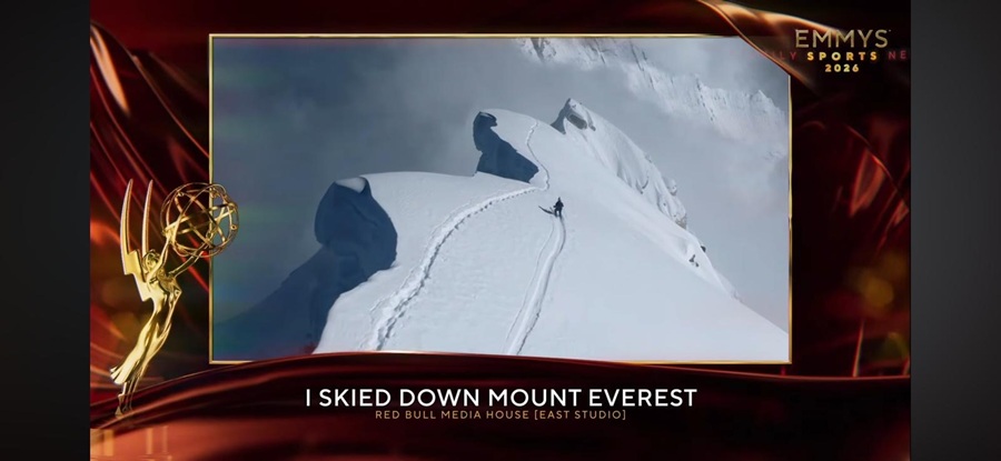 Ekran na gali Sports Emmy Awards 2026 z kadr z filmu I Skied Down Mount Everest — Red Bull Media House East Studio