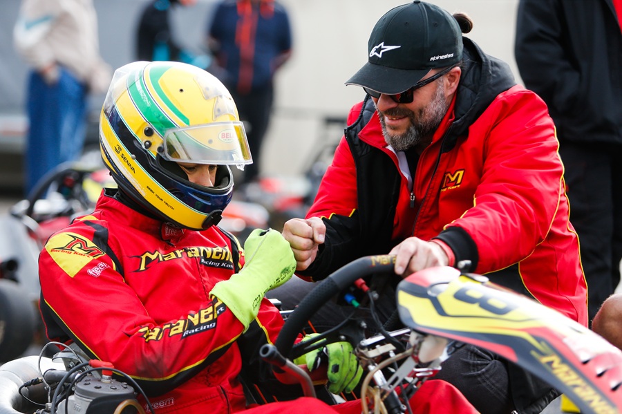 Łukasz Kaszuba wraz z członkiem zespołu ST Racing Maranello Poland przed startem wyścigu kartingowego w Bydgoszczy