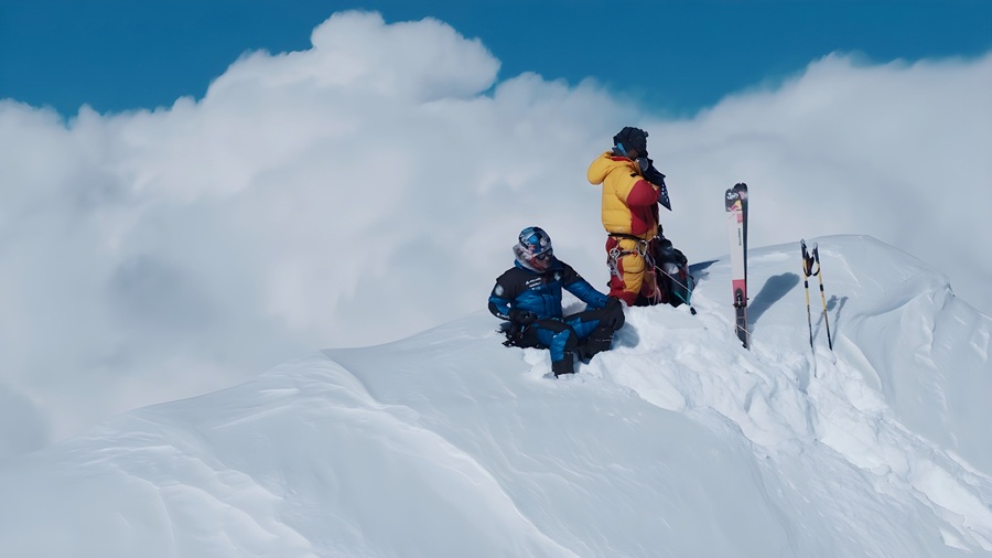 Andrzej Bargiel i Bartłomiej Bargiel na zboczach Mount Everestu z nartami wbitymi w śnieg