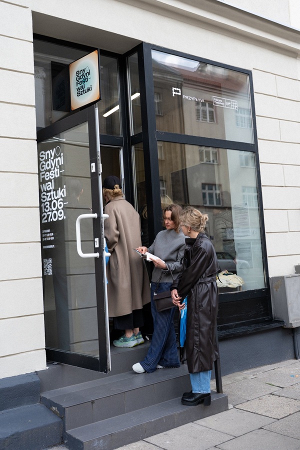 Wejście do galerii Fundacji Przypływ w Gdyni z plakatem festiwalu Sny o Gdyni Festiwal Sztuki 13.06–27.09