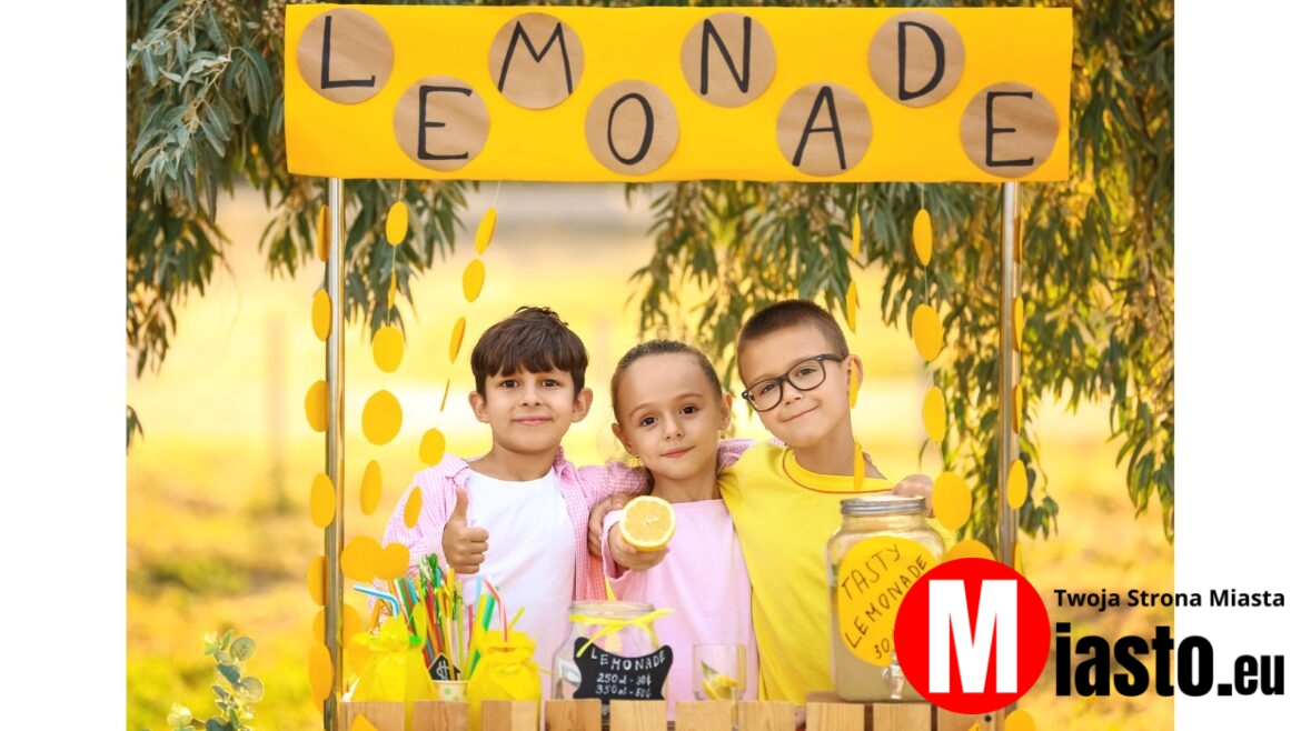 Dzieci przy stoisku sprzedającym domową lemoniadę
