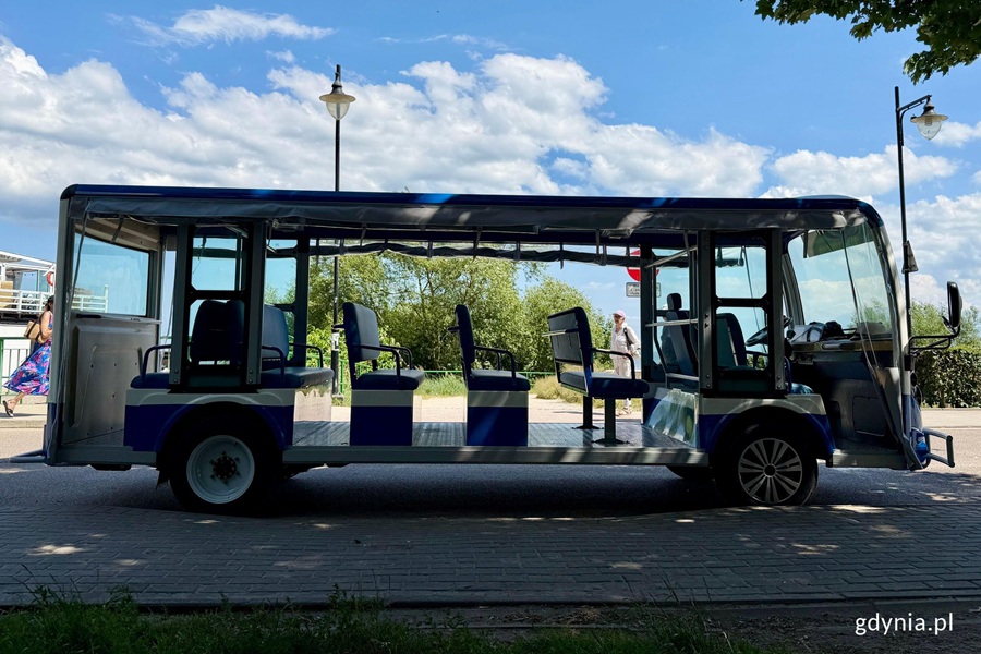 Nowy elektryczny meleks ZKM Gdynia z boku - granatowo-srebrny pojazd Velex BUS VDN-23 na przystanku