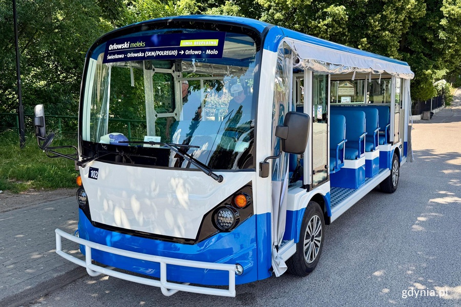 Orłowski Meleks ZKM Gdynia przy Tawernie Orłowskiej - nowy elektryczny pojazd Velex BUS VDN-23 na przystanku w Orłowie