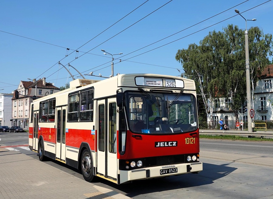 Zabytkowy trolejbus Jelcz obsługujący niedzielną linię 326 ZKM Gdynia na ulicy miasta