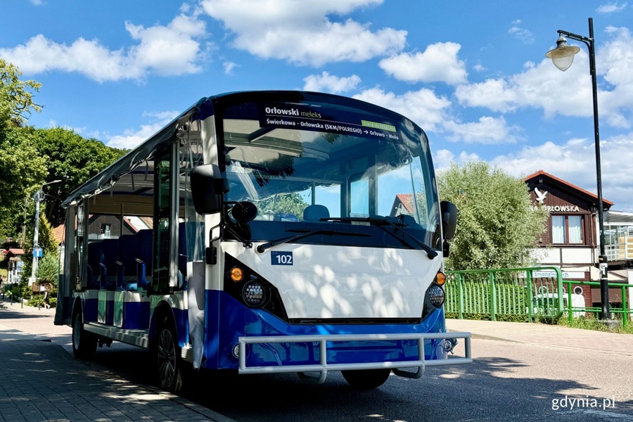Nowy Orłowski Meleks ZKM Gdynia Velex BUS VDN-23 z przodu - niebiesko-biały elektryczny pojazd na przystanku w Orłowie