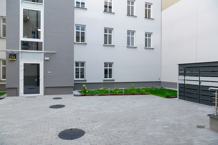 Elewacja i dziedziniec oficyny przy Opolskiej 13a w Katowicach po remoncie